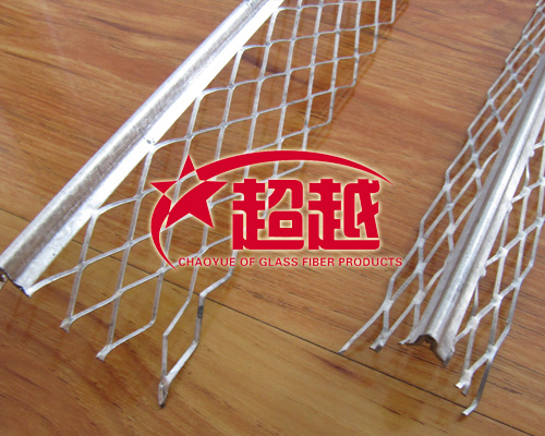 鋁沖孔護(hù)角條可以在灰泥工程之棱線上形成直邊抵抗破裂或龜裂，并保護(hù)及補強灰泥最脆弱的部分，其網(wǎng)翼可以在棱線之任何一側(cè)牢固地錨入所抹灰泥的全部深度中。護(hù)角網(wǎng)對灰泥粉飾而言是非常重要的，因為建筑的施工中及完