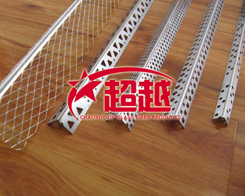 1、金屬護(hù)角雙面采用高質(zhì)量鍍鋅材料制成，防老化、耐腐耐火、有效防止生銹。2、金屬護(hù)角條精確的銳角尺寸設(shè)計，避免了邊角受到撞擊時的集中受力，將外力均勻分散到四周的邊緣部分，有效保護(hù)陽角的完好無損。3、金