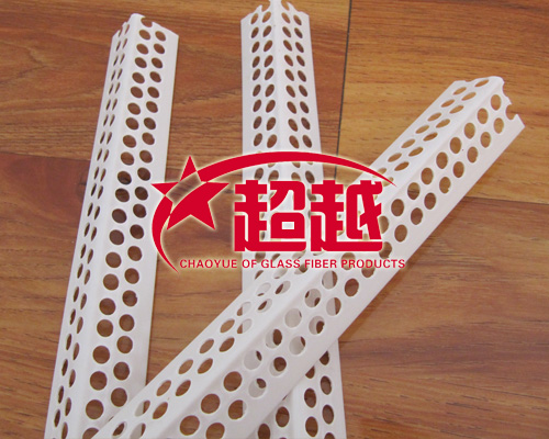 PVC陰角的做法:陰角的制作應分兩次彈線，先用墨線彈好陰角的一面。彈墨線時，兩人各站在陰角的兩頭，把墨線扯直后找出最高點再彈墨線，用801膠+白水泥+雙飛粉調成膩子，用鏜子沿墨線把角修直。待干后，再彈