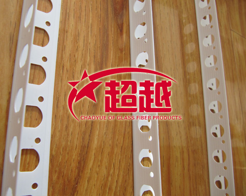 PVC陽角的做法：用2米鋁合金靠尺緊靠陽角的一邊并看直，然后用半熟石膏粉加801膠調成膩子，用鏜子把一邊刮平。待石膏膩子凝固后，一手壓住鋁合金靠尺，一手用鏟刀把輕輕敲動鋁合金靠尺兩頭、松模。待石膏膩子