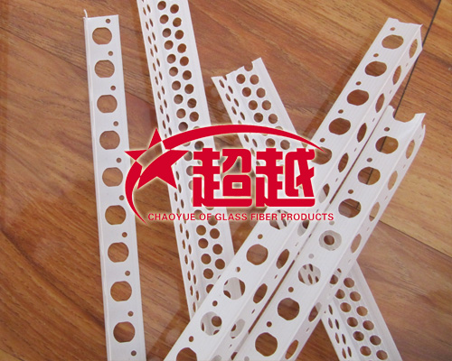 PVC陰陽角線的好處:1、改變傳統(tǒng)上用手工或借用簡單工具去扇灰修整墻壁內外角的方法，使用過程中無需使用靠尺板，只需把PVCPVC陰陽角線先固定在用膩子抹平的墻角上，然后粉刷墻角，這樣操作簡便，簡化施工
