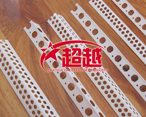 PVC裝修裝飾角線的使用方法：第一步：清理工作面，鏟除突起，補平凹陷；第二步：用膩子制作膏狀槳料，攪拌均勻；第三步：將槳料抹在墻角的兩邊，并且保持一定的厚度；第四步：將陽角條、陰角條緊貼墻角，找準水平