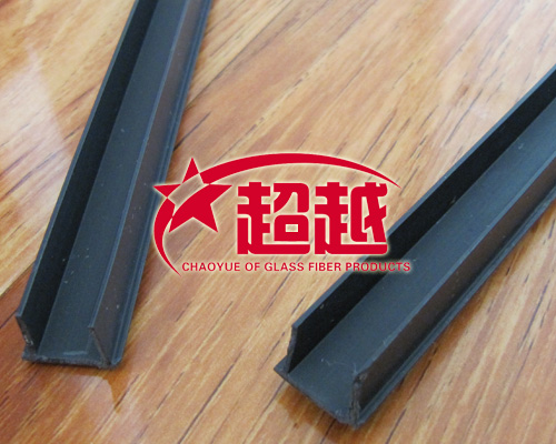 滴水槽用寬度和深度不小于10mm的米厘條留設（一般用八字形木條）在整個建筑立面上做到順直方正，上下整齊一致。在滴水槽內宜用色漿勾抹平整可增強觀感效果，醒目美觀。