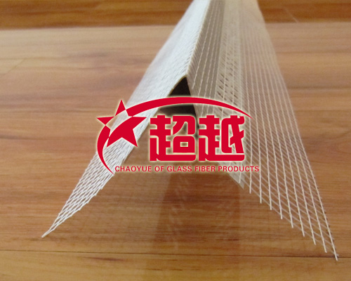 PVC滴水線做法：1、在施工中，有些部位：如女兒墻小沿、通風(fēng)口蓋板或突出墻面的腰線等部位，這些部位的上沿一般都做泛水，坡度不小于1：6，下口通常采用滴水線，俗稱鷹嘴。滴水線的施工與墻面抹灰同時完成，突