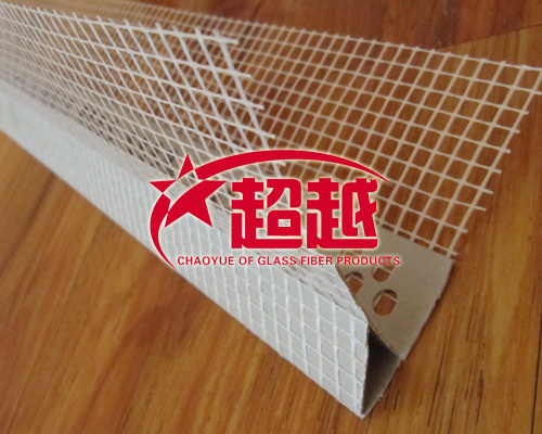 PVC分隔條適用于各種墻體建筑施工中，可以簡化施工程序，加快施工速度，降低工程成本，提高工程質(zhì)量，可以有效的增加墻角的抗沖擊性，防止墻角開裂，塑料護角有不生銹，不易老化的優(yōu)良性質(zhì)，從而使墻角保持永久性