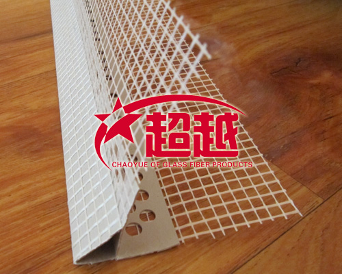 PVC滴水條用于防止雨水順墻面向下流時進入陽臺內(nèi)或流到玻璃上的措施。