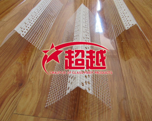 PVC護(hù)角可以在灰泥工程之棱線上形成直邊抵抗破裂或龜裂，并保護(hù)及補(bǔ)強(qiáng)灰泥最脆弱的部分，其網(wǎng)翼可以在棱線的任何一側(cè)牢固地錨入所抹灰泥的全部深度中。