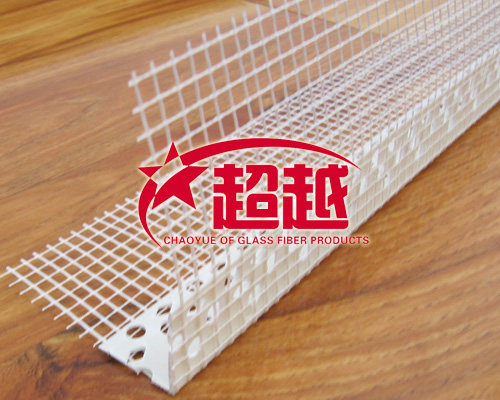 pvc建筑護(hù)角三大優(yōu)點：1.挺直美觀；2.抗沖擊、耐撞擊力，徹底解決因墻角碰壞、裂縫、脫落等情形而反復(fù)修補(bǔ)；3.改變傳統(tǒng)的繁瑣施工過程，降低人工強(qiáng)度，提高功效3-5倍，縮短施工時間，降低工程成本。