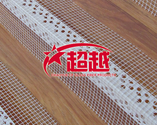 PVC護(hù)角網(wǎng)具有耐腐蝕、抗沖擊、防老化，粘接性好，與膩子充分結(jié)合等優(yōu)點，大大增強(qiáng)了墻角的抗沖擊性，保持墻角的長期美觀而不被破壞，可隨主體工程同步施工，使用過程中無需使用靠尺板，操作簡便，施工效率是一般